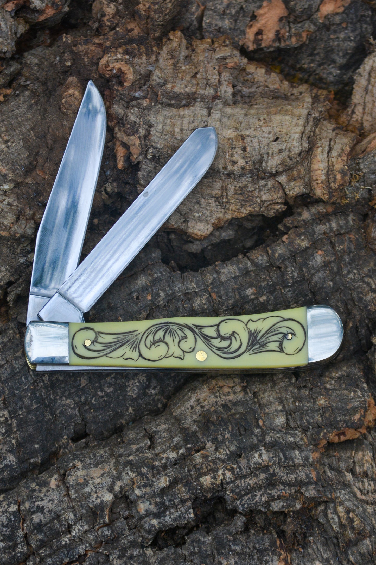 Hand engraved case trapper